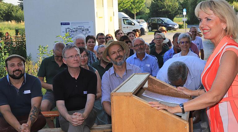 Die Macher vom Hortus nocte, Pascal Bunk, Carsten Hegemann und Christian Söder (vorne von links), lauschen der Eröffnungsrede von Landrätin Tamara Bischof.