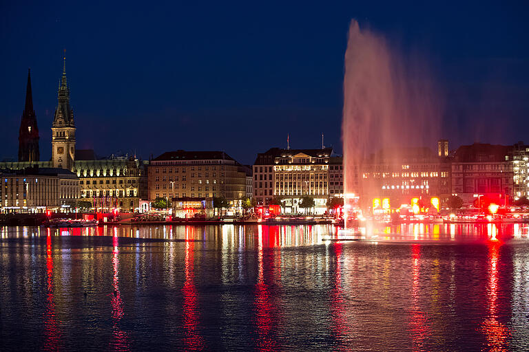Hamburg (hier ein Blick auf den Jungfernstieg und die Binnenalster) ist der neue Lebensmitelpunkt des früheren Würzburger Oberbürgermeisters und Landtagsabgeordneten Georg Rosenthal. Hamburg (hier ein Blick auf den Jungfernstieg und die Binnenalster) ist der neue Lebensmitelpunkt des früheren Würzburger Oberbürgermeisters und Landtagsabgeordneten Georg Rosenthal. 