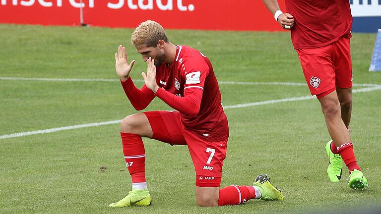 Große Geste von Kickers-Spieler Fabio Kaufmann nach seinem Tor. Sie richtet sich gegen Rassismus. Da kann es besonders störend wirken, wenn sein Team in einer Metapher als 'Serienkiller' bezeichnet wird.