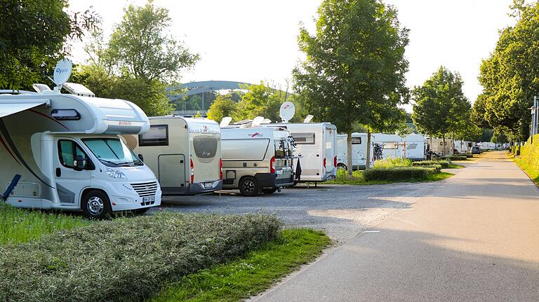 Der Wohnmobilstellplatz in Kitzingen ist nahezu voll belegt. Nur wenige der 66 Stellplätze sind frei.