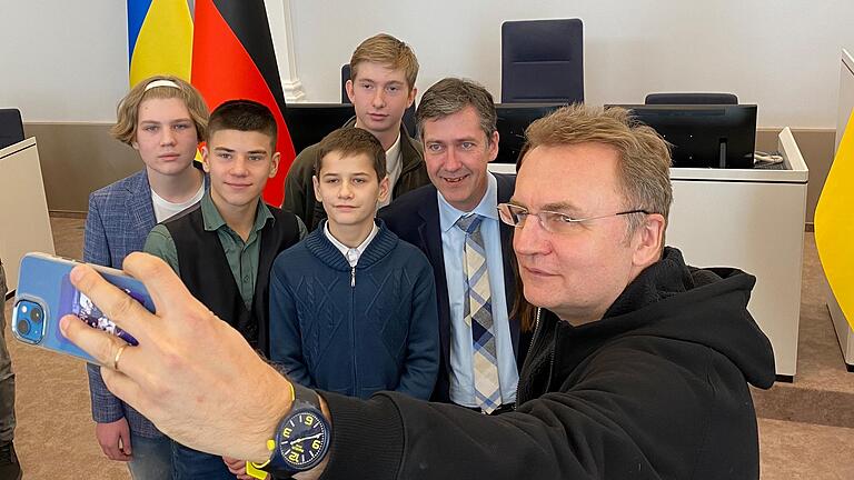 Selfie mit Bürgermeistern: Andrij Sadovyj, Bürgermeister von Lwiw, zückt kurz nach der Unterzeichnung der Städtepartnerschaft das Smartphone für ein Foto mit seinem Würzburger Amtskollegen Christian Schuchardt und Schülern aus Lwiw.&nbsp;