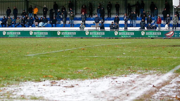 Zuschauer und Schnee auf der Sepp-Endres-Sportanlage. Zuschauer und Schnee auf der Sepp-Endres-Sportanlage.