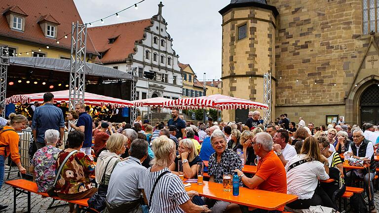 Das Bierland auf dem Martin-Luther-Platz. Das Bierland auf dem Martin-Luther-Platz.