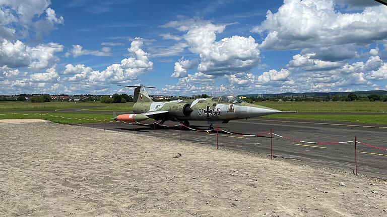 Blick auf ein historisches Militärflugzeug: Am Airport-Imbiss steht der 'Starfighter' des MFC.