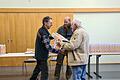 Forstdirektor Hubert Türich (links) zusammen mit Revierförster Andreas Henig (Mitte) bei der Übergabe der Waldpflegepläne an die Privatwaldeigentümer.