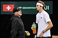 Boris Becker (l) und Alexander Zverev (r)       -  Boris Becker sieht den Druck auf Alexander Zverev steigen.