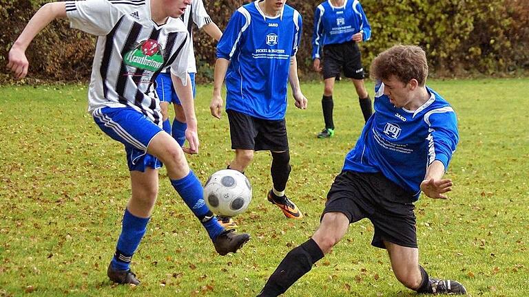 Verdienter Heimsieg im Spitzenspiel       -  (swt)   Mit 2:0 siegte die SG Eßleben III/Rieden/Opferbaum im Spitzenspiel der B-Klasse 5 gegen den FC Altstadt Schweinfurt und hat ihren Vorsprung als Tabellenführer ausgebaut. Im Bild ein Zweikampf zwischen dem SGler Jonas Ringelmann (links), der schneller ist als sein Gegenspieler Tim Krier.