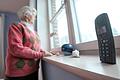 Seniorin mit Telefon       -  Gefährliche Masche: Falsche Polizisten am Telefon haben Senioren schon um ihre gesamten Ersparnisse gebracht.