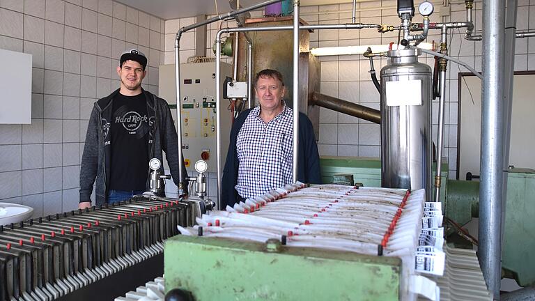 Rainer Reuß (rechts) und sein Sohn Adrian pressen in ihrer Ölfruchtmühle vor allem Raps- und Leindotteröl. Rainer Reuß (rechts) und sein Sohn Adrian pressen in ihrer Ölfruchtmühle vor allem Raps- und Leindotteröl.