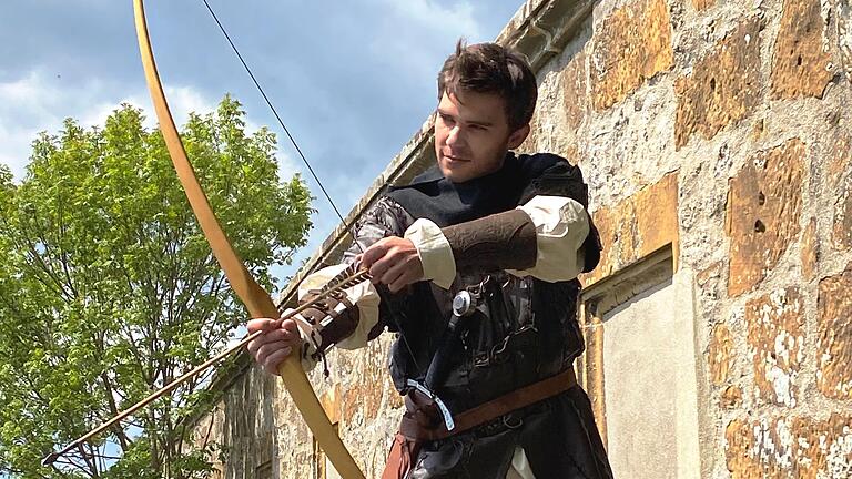 Robin Hood alias Marius Mergenthal übt schon einmal das Bogenschießen für die geplante Freilichtaufführung in Sömmersdorf im Sommer 2021. Robin Hood alias Marius Mergenthal übt schon einmal das Bogenschießen für die geplante Freilichtaufführung in Sömmersdorf im Sommer 2021.