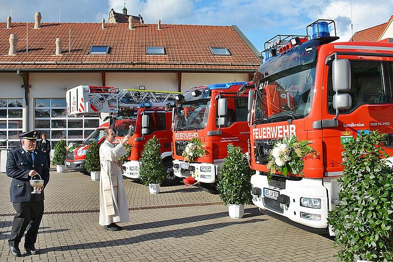 Bei der kirchlichen Segnung der Fahrzeuge durch Pfarrerin Gerhild Ehrmann und Diakon Wolfgang Dömling fungierte Kreisbrandrat Stefan Schmöger als Ministrant. Bei der kirchlichen Segnung der Fahrzeuge durch Pfarrerin Gerhild Ehrmann und Diakon Wolfgang Dömling fungierte Kreisbrandrat Stefan Schmöger als Ministrant.