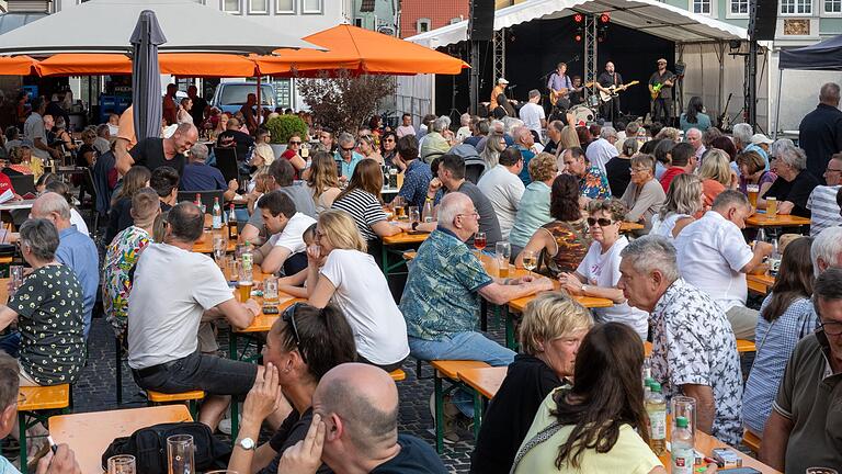 Immer was los am Donnerstag beim Marktplatz-Sommer: Viele Besucher machen den Bad Neustädter Marktplatz zu einem Treffpunkt. Immer was los am Donnerstag beim Marktplatz-Sommer: Viele Besucher machen den Bad Neustädter Marktplatz zu einem Treffpunkt.