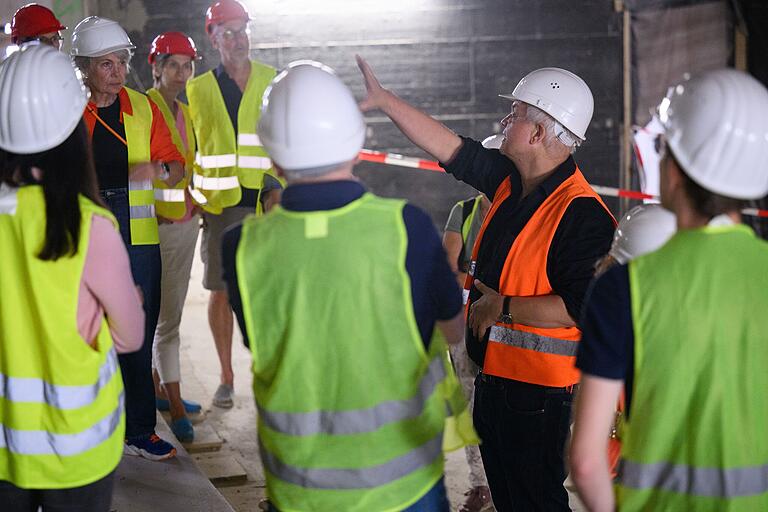 Dirk Terwey, Geschäftsführender Direktor, zeigt am Sonntag (22.09.24) beim Theaterfest am Mainfranken Theater in Würzburg die Fortschritte auf der Baustelle. Das Theaterfest bietet allen kleinen und großen Gästen ein vielfältiges Programm, darunter verschiedene Workshops mit Ensemblemitgliedern und Blicke hinter die Kulissen sowie Premierenmatineen der Produktionen, Maria Stuart, In den Alpen und Medea.