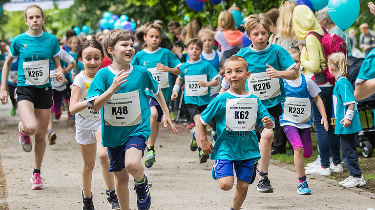 253 Mädchen und Jungen leiten Marathon-Wochenende ein       -  Mit den drei Kinderläufen wurden am Samstag die Wettbewerbe des Würzburger Marathon-Wochenendes eingeleitet.