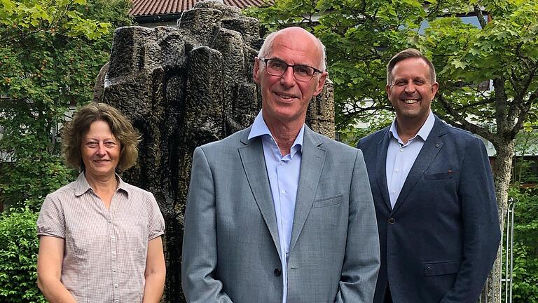 Schulleiterin Karin Maywald (links) und Personalratsvorsitzender Christian Ziegler (rechts) verabschiedeten Studiendirektor Klaus Werner. - Schulleiterin Karin Maywald (links) und Personalratsvorsitzender Christian Ziegler (rechts) verabschiedeten Studiendirektor Klaus Werner. Schulleiterin Karin Maywald (links) und Personalratsvorsitzender Christian Ziegler (rechts) verabschiedeten Studiendirektor Klaus Werner. - Schulleiterin Karin Maywald (links) und Personalratsvorsitzender Christian Ziegler (rechts) verabschiedeten Studiendirektor Klaus Werner.