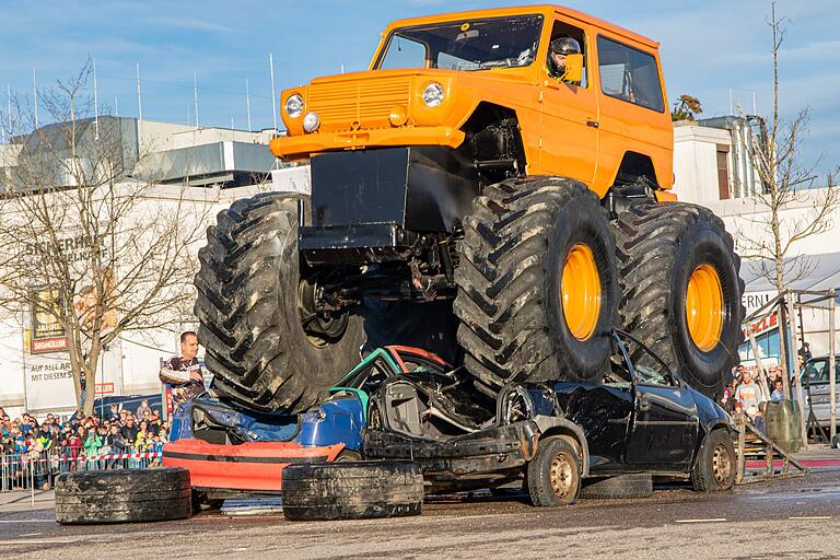 Für ihre Monstertruck-Shows sind die Veranstalter stets auf der Suche nach Schrottfahrzeugen.