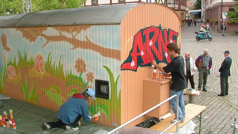 Die Ortsgruppe Lohr des BN verschönerte 2006 einen ausgedienten Bauwagen auf dem Lohrer Schlossplatz. 'ARNE' erhielt mit Blumen, Bäumen, Schmetterlingen und Schnecken eine 'natürliche' Bemalung.&nbsp; Der Bauwagen wurde genutzt, um im gesamten Landkreis junge Menschen an die Natur heranzuführen (Archivbild).