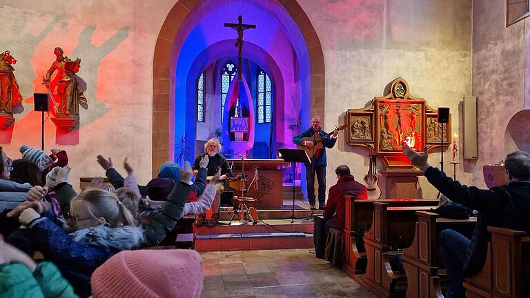 Der Liedermacher Jonathan Böttcher (Gesang, Gitarre) und Bruno Bischler (Percussion) (von rechts) verzauberten die Kinder samt Eltern und Großeltern bei der musikalischen Andacht des Pastoralen Raums Gemünden mit einfühlsamen und begeisternden Songs zum Mitsingen und Mitmachen.