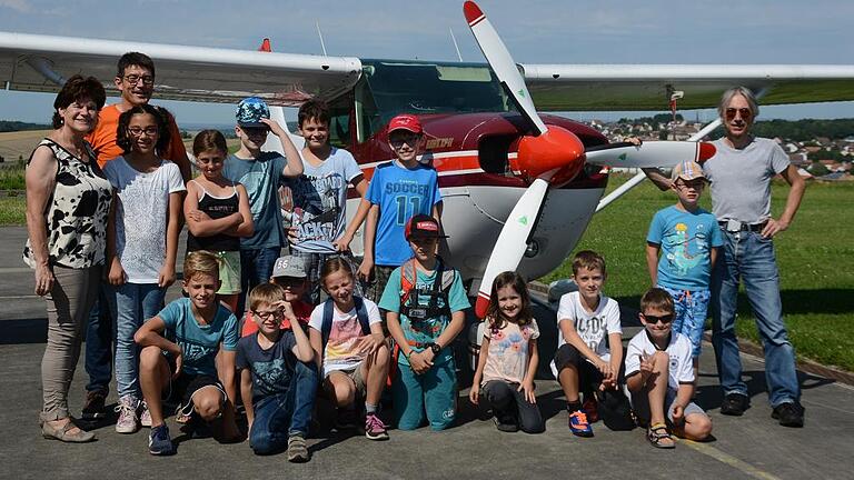 Greußenheimer Kinder gehen in die Luft       -  14 flugbegeisterte Greußenheimer Kinder gingen kürzlich im Rahmen der Ferienfreizeit am Hettstadter Flugplatz in die Luft. Die beiden Piloten der Fluggruppe Hermann Köhl, Michael Barkhausen und Thomas Reiter, zeigten den jungen Passagieren, wie ihr Heimatort und die Umgebung von oben aussehen. Dabei faszinierte die Kinder besonders der Blick aus der  Vogelperspektive auf den südlich von Greußenheim gelegenen Steinbruch.   Wer gerade nicht in der Luft war, durfte derweil den Tower besichtigen. Foto: M. Buck