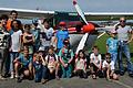 Greußenheimer Kinder gehen in die Luft       -  14 flugbegeisterte Greußenheimer Kinder gingen kürzlich im Rahmen der Ferienfreizeit am Hettstadter Flugplatz in die Luft. Die beiden Piloten der Fluggruppe Hermann Köhl, Michael Barkhausen und Thomas Reiter, zeigten den jungen Passagieren, wie ihr Heimatort und die Umgebung von oben aussehen. Dabei faszinierte die Kinder besonders der Blick aus der  Vogelperspektive auf den südlich von Greußenheim gelegenen Steinbruch.   Wer gerade nicht in der Luft war, durfte derweil den Tower besichtigen. Foto: M. Buck