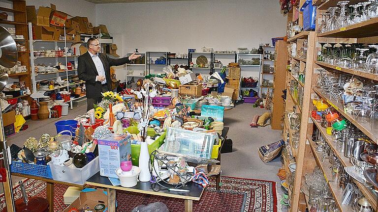 Gerald Roßhirt im Gebrauchtwaren-Kaufhaus Unsleben: In dem großen Raum werden die angelieferten Gegenstände zunächst gelagert, dann gesäubert, auf Funktionsfähigkeit geprüft und kommen dann in den Verkauf. Gerald Roßhirt im Gebrauchtwaren-Kaufhaus Unsleben: In dem großen Raum werden die angelieferten Gegenstände zunächst gelagert, dann gesäubert, auf Funktionsfähigkeit geprüft und kommen dann in den Verkauf.