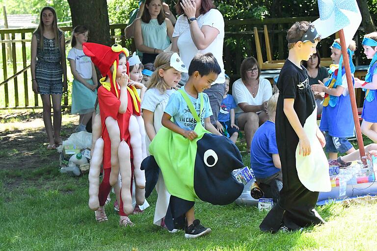 Delphine, Haie, Schildkröten und viele weitere Meeresbewohner hatten Freude an ihrer Aufführung beim Sommerfest. Delphine, Haie, Schildkröten und viele weitere Meeresbewohner hatten Freude an ihrer Aufführung beim Sommerfest.
