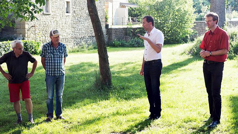 Stadtrat Tilo Hemmert, dritter Bürgermeister Joachim Eck, Stefan Michel und Bruno-Ludwig Hemmert diskutieren im Schlossgarten Ideen für einen Dorfplatz (von rechts).