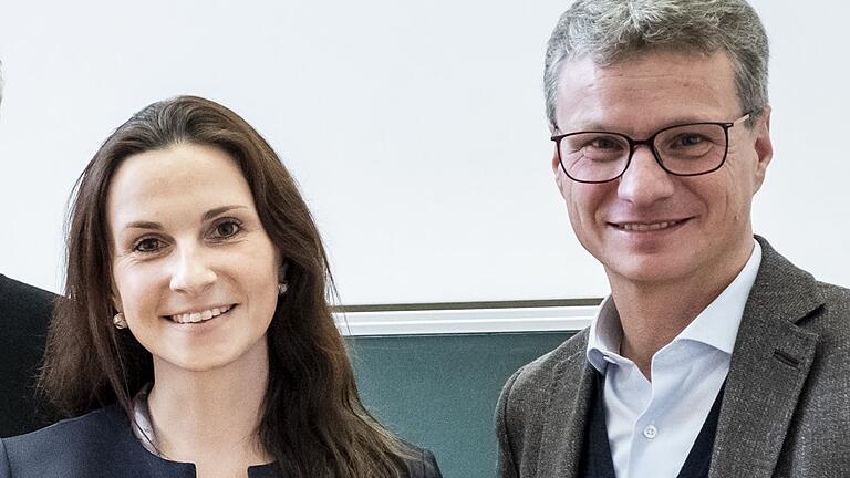 Aus den Händen von Wissenschaftsminister Bernd Sibler erhielt Nicole Hauke die Ehrung für hervorragende Hochschullehrer.