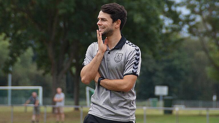 Hinter Victor Kleinhenz liegen turbulente Monate. Im März war er noch Spielertrainer beim FC Thulba in der Bezirksliga, mittlerweile steht er als Cheftrainer des Regionalligisten TSV Aubstadt an der Seitenlinie.