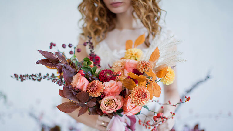 Bride with colorful autumn bouquet       -  Kräuter spielten vor Jahrhunderten eine wichtige Rolle bei der Hochzeit. Ihre Symbolik hat jedoch an Bedeutung verloren. Derzeit erleben sie jedoch ein Comeback - wenn auch eher aus optischen Gründen.