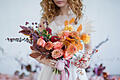 Bride with colorful autumn bouquet       -  Kräuter spielten vor Jahrhunderten eine wichtige Rolle bei der Hochzeit. Ihre Symbolik hat jedoch an Bedeutung verloren. Derzeit erleben sie jedoch ein Comeback - wenn auch eher aus optischen Gründen.