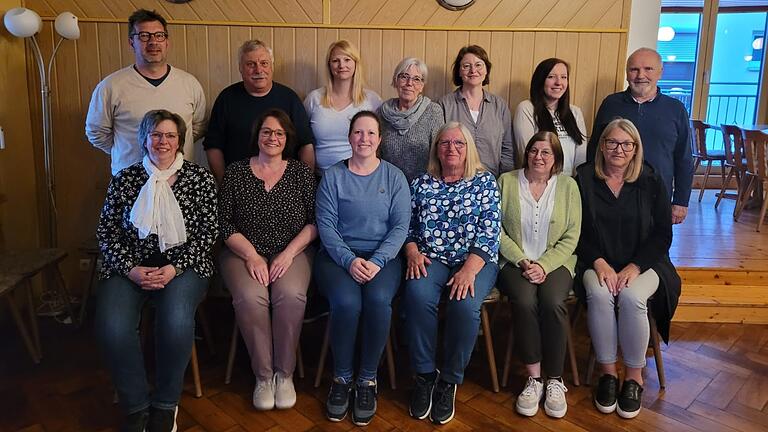 Auf dem Foto hinten von links: Paul Laudenbacher, Klaus Mayer, Andrea Dümig, Martina Wiesmann, Heidi Müller, Sandra Rönninger, Engelbert Baunach; vorne von links: Barbara Hofmann, Elke Harmann, Theresa Bauer, Marita Rönninger, Maria Albert, Barbara Baunach.