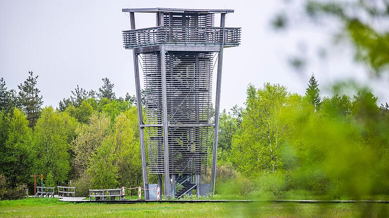 Der Aussichtsturm im Schwarzen Moor in der Rhön ist momentan nicht für Besucher zugänglich. Bei einer Begehung wurden Schäden an dem Bauwerk festgestellt.