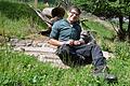 Keine Angst vor Bären: Der 32-jährige Julian Kusak leitet seit März den Gersfelder Wildpark. Der Waschbär hat schon großes vertrauen in seinen 'Chef'.