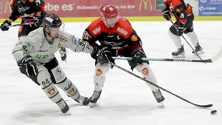 Jonas Manger (rechts) steht mit den Haßfurt Hawks vor dem letzten Doppelspieltag der Vorrunde in der Eishockey-Landesliga.