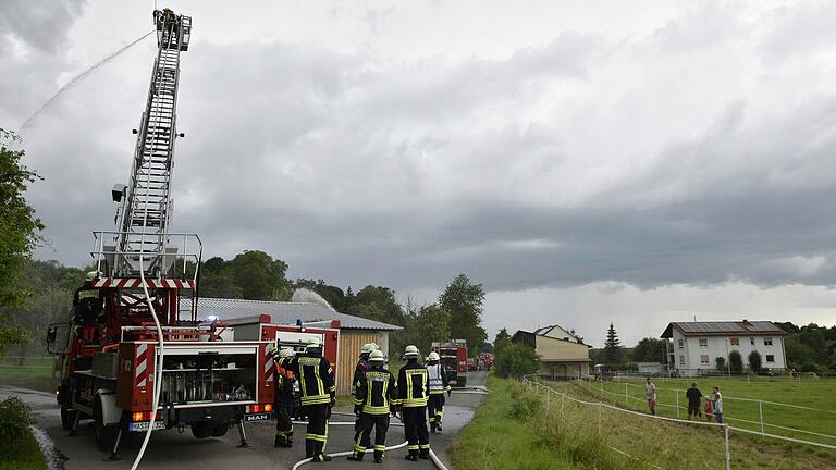 Die Großübung beim Stadtfeuerwehrtag in Hellingen wurde wegen eines aufziehenden Gewitters vorzeitig beendet.