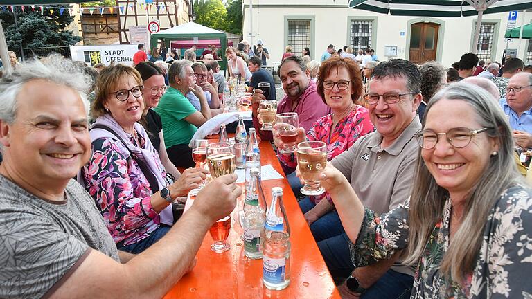 Der Schlossplatz war beim Deutsch-Italienischen Weinfest gut gefüllt. Die Gäste genossen italienischen Wein und Spezialitäten.