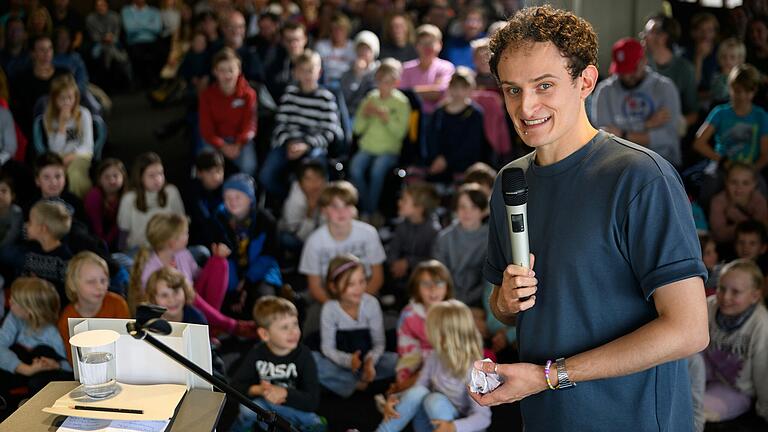 Julian Janssen alias Checker Julian unterhielt vor allem die kleineren Besucherinnen und Besucher mit einem bunten Programm zur Ausstellungseröffnung in der Zentralbibliothek der Universität am Hubland in Würzburg.&nbsp;