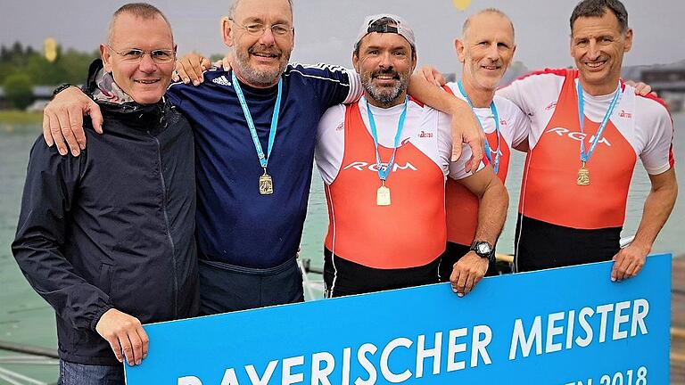 Siegerehrung: der aus Marktheidenfeld stammende Präsident des Bayerischen Ruderverbandes, Thomas Stamm (links), mit den Titelträgern im Masters-Vierer Hermann Gress, Ingmar Lepiors, Bruno Perner und Dietmar Hamberger.