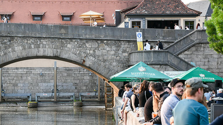 Die Zahl der registrierten Infektionen in Stadt und Landkreis Würzburg steigt. Ansteckungsorte waren zuletzt Gastronomie und private Feiern.