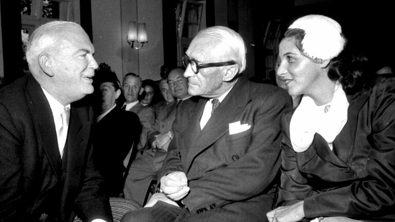 Leonhard Frank (Mitte) 1952 beim Festakt zur Überreichung der Stadtplakette, mit Ehefrau Charlott und Oberbürgermeister Franz Stadelmayer.