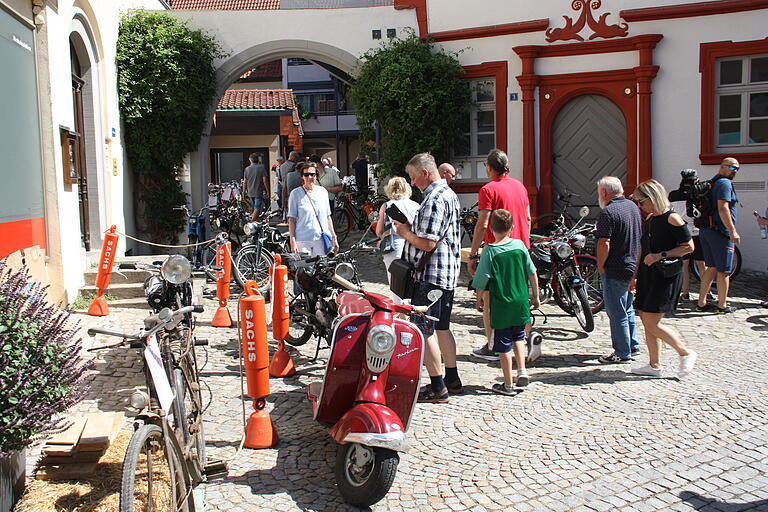 In der Spitalstraße waren historische Zweiräder zu betrachten – welche mit und ohne Motor.