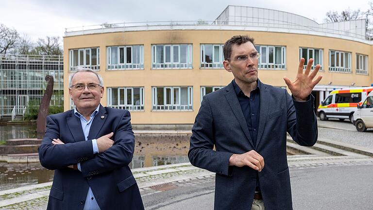 Nicht mehr zeitgemäß, lautet das einstimmige Urteil von Bezirkstagspräsident Stefan Funk und&nbsp; Dr. Maximilian Gahr, Ärztlicher Direktor der Psychiatrischen Klinik Werneck, über das rund 30 Jahre alte Gebäude (im Hintergrund). Schon seit Jahren wird ein Neubau des Krankenhauses für Psychiatrie geplant.