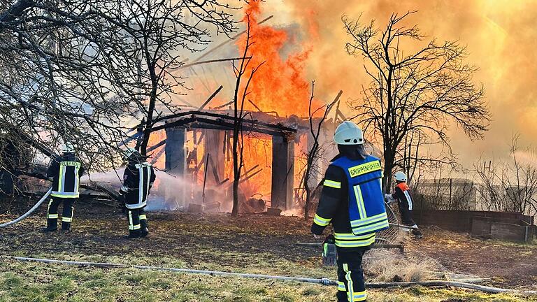 Die Einsatzkräfte standen einem Flammeninferno gegenüber. Die Einsatzkräfte standen einem Flammeninferno gegenüber.