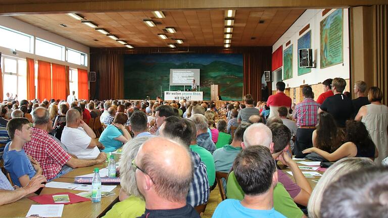 Die Rhönfesthalle in Stangenroth am Mittwochabend: Zahlreiche Besucher verfolgten den Vortrag des Geobotanikers Hansjörg Küster. Nicht alle fanden einen Sitzplatz.  Foto: K. Kupka-Hahn       -  Die Rhönfesthalle in Stangenroth am Mittwochabend: Zahlreiche Besucher verfolgten den Vortrag des Geobotanikers Hansjörg Küster. Nicht alle fanden einen Sitzplatz.  Foto: K. Kupka-Hahn