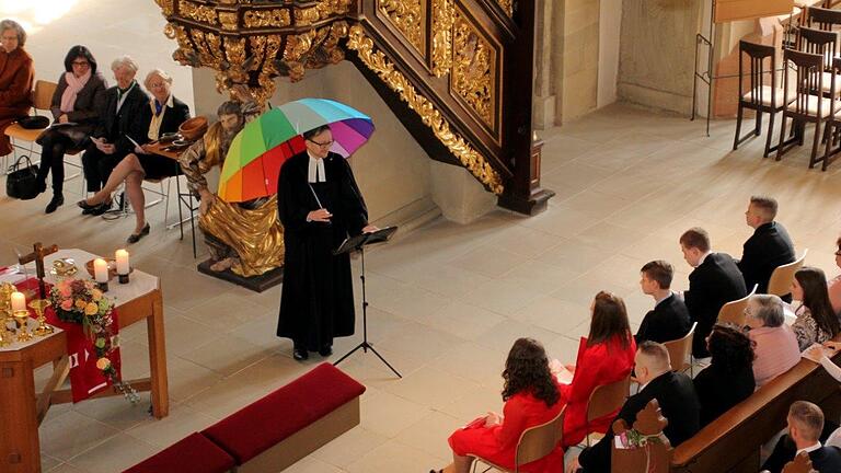 10 Jugendliche der Kirchengemeinden St. Johannis und St. Salvator haben am Palmsonntag in der St. Johannis Kirche ihre Konfirmation gefeiert.&nbsp;