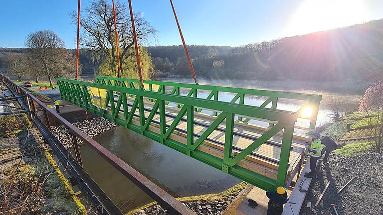 Am Dienstagvormittag wurde eine Behelfsbrücke über die Mündung des Hafenlohrbachs in den Main bei Hafenlohr montiert. Sie wird für die Bauarbeiten an der Ortsumgehung benötigt.