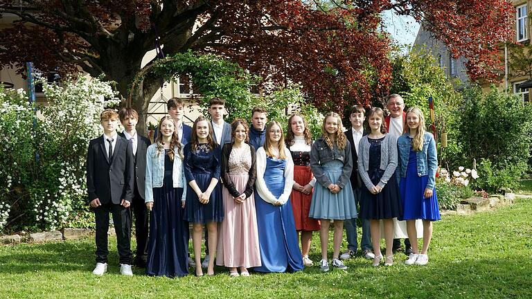 Im Bild Leon Golubka, Tim Hofmann, Selina Stach, Gustav Popp, Annika Kitzinger, Liam Hauck, Emilia Vogt, Julian Donath, Leana Ansel, Lilli Männer, Fiona Mayer, Ryan Jeuthner, Selina Stach, Pfarrer Thomas Prusseit, Sarah Zeiß. Im Bild Leon Golubka, Tim Hofmann, Selina Stach, Gustav Popp, Annika Kitzinger, Liam Hauck, Emilia Vogt, Julian Donath, Leana Ansel, Lilli Männer, Fiona Mayer, Ryan Jeuthner, Selina Stach, Pfarrer Thomas Prusseit, Sarah Zeiß.