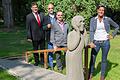 Im Skulpturenpark am Schloss Oberschwappach wurde die vierte Skulptur nach einem berühmten Gemälde enthüllt. &bdquo;Der Schrei&ldquo; von Edvard Munch wurde von der Schweinfurter Bildhauerin Steff Bauer in Sandstein ausgeführt. Unser Bild zeigt (von links) den zweiten Bürgermeister Bernhard Jilke, den Galeristen Egon Stumpf, den Gemeinderat Udo Vogt und Steff Bauer.