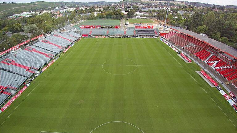 Wieder einmal im Blickpunkt: das Kickers-Stadion, die Flyeralarm Arena am Dallenberg. Die Stadt will dort Aus- und Umbauten finanzieren. Die Bürgerinitiative Würzburg-Dallenberg hat Zweifel, ob dafür Steuergelder verwendet werden dürfen. Foto: Berthold Diem